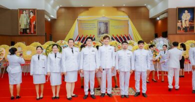 พิธีวางพวงมาลาและถวายบังคม น้อมรำลึกเนื่องในวันคล้ายวันสวรรคต พระบาทสมเด็จพระบรมชนกาธิเบศร มหาภูมิพลอดุลยเดชมหาราช บรมนาถบพิตร