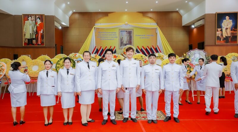 พิธีวางพวงมาลาและถวายบังคม น้อมรำลึกเนื่องในวันคล้ายวันสวรรคต พระบาทสมเด็จพระบรมชนกาธิเบศร มหาภูมิพลอดุลยเดชมหาราช บรมนาถบพิตร